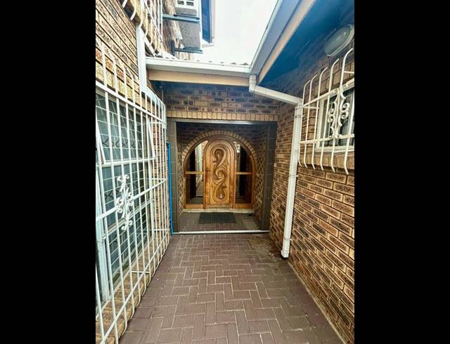 3 BEDROOM HOUSE FOR SALE IN VANDERBIJLPARK SE 3